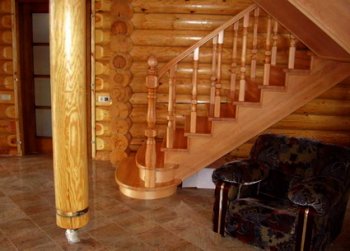 Деревянная лестница в дизайне интерьера дома